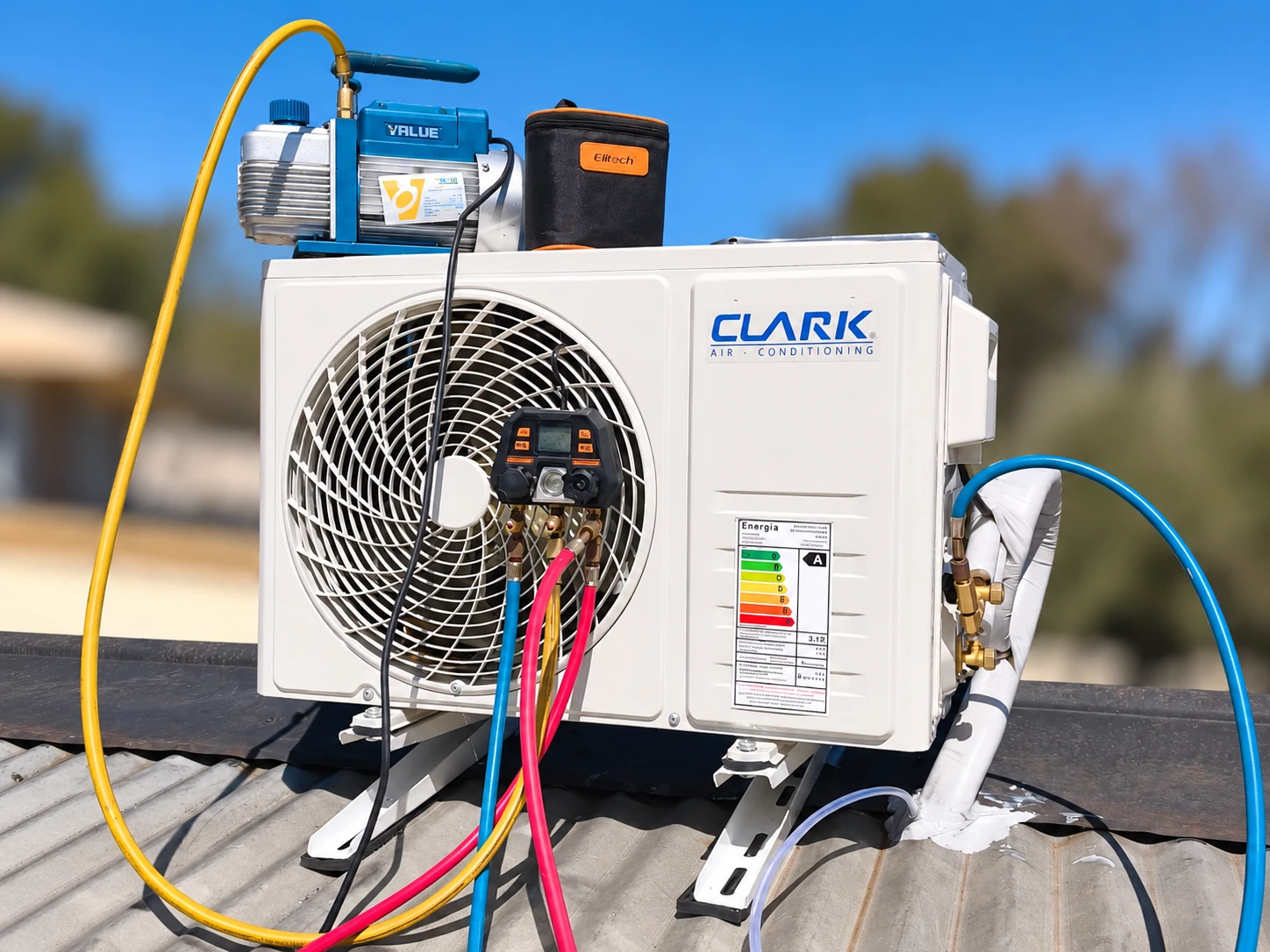 Unidad exterior de aire acondicionado Clark con bomba de vacío y manómetros durante una instalación