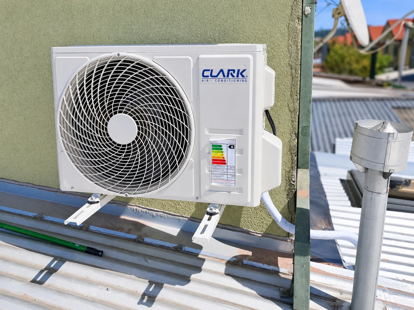 Unidad exterior Clark de aire acondicionado instalada en una pared con soportes sobre un techo