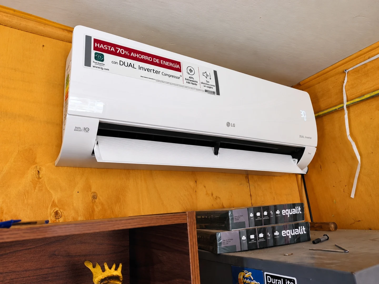 Equipo split interior LG con compresor Dual Inverter instalado en una pared